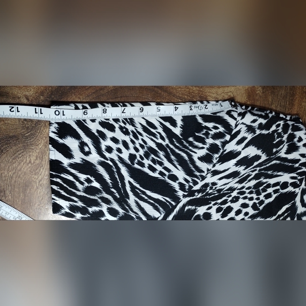 Christie & Jill Black and White Animal Print Women's Top (lX) - Picture 5 of 11